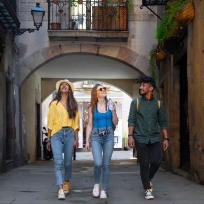 drie vrienden op citytrip in Spanje - online spaans onder de lunch - Crescendo CVO